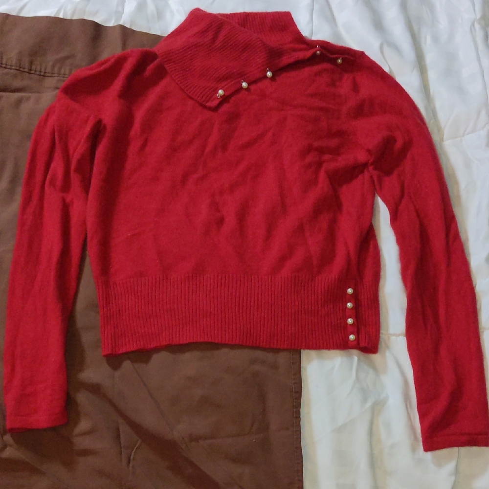 Elegant Cashmere Sweater with Pearl Accents